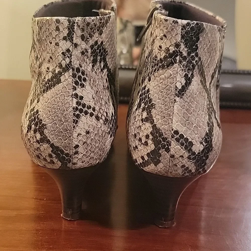 Clarks Snakeskin Ankle Boots Sz 9